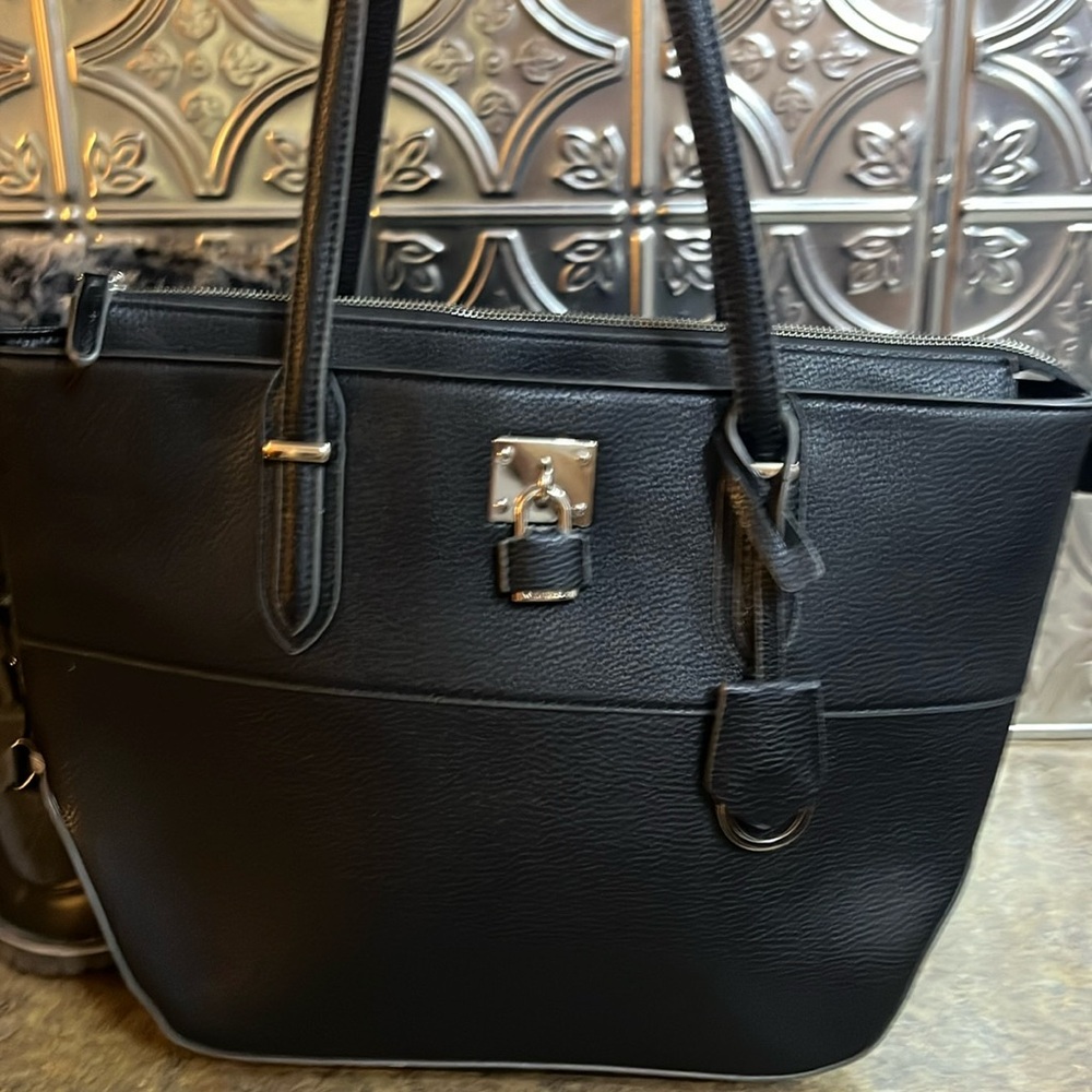 Nine West Shoulder Tote NWOTS!!Silver hardware zipper and legs ..